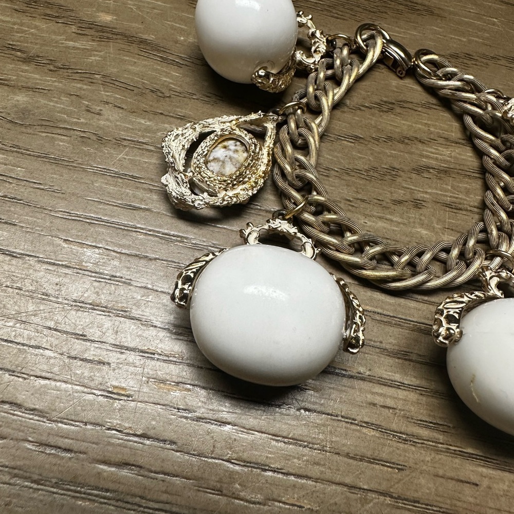 Vintage Elegant White Charm Bracelet - Picture 3 of 3